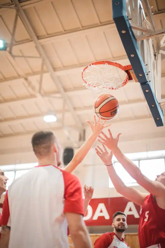 Joueurs de basket en action