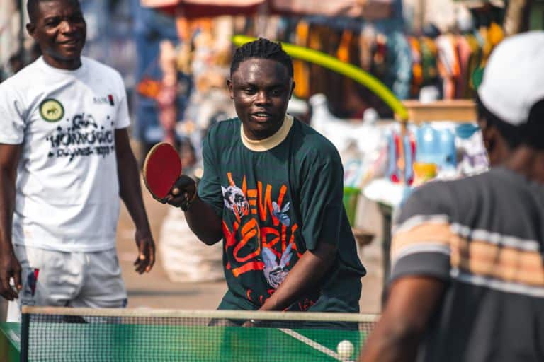 Le service au ping-pong